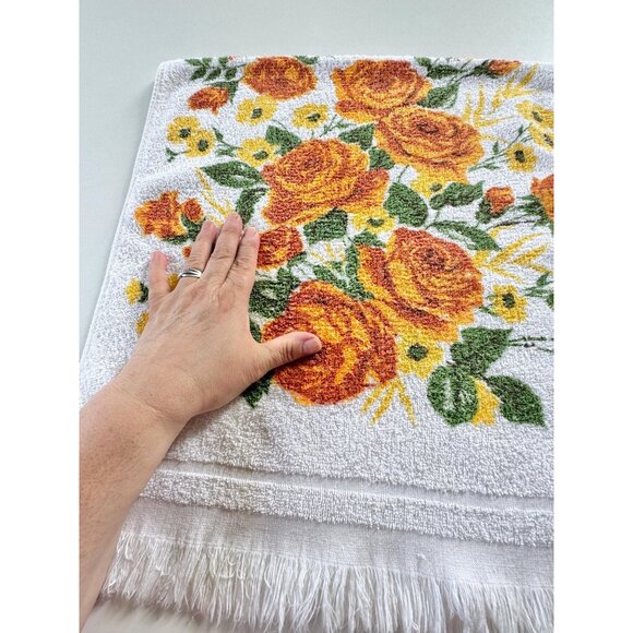 Vintage 70s bath towel, white, orange and yellow flowers and greenery, fringed - Picture 4 of 9